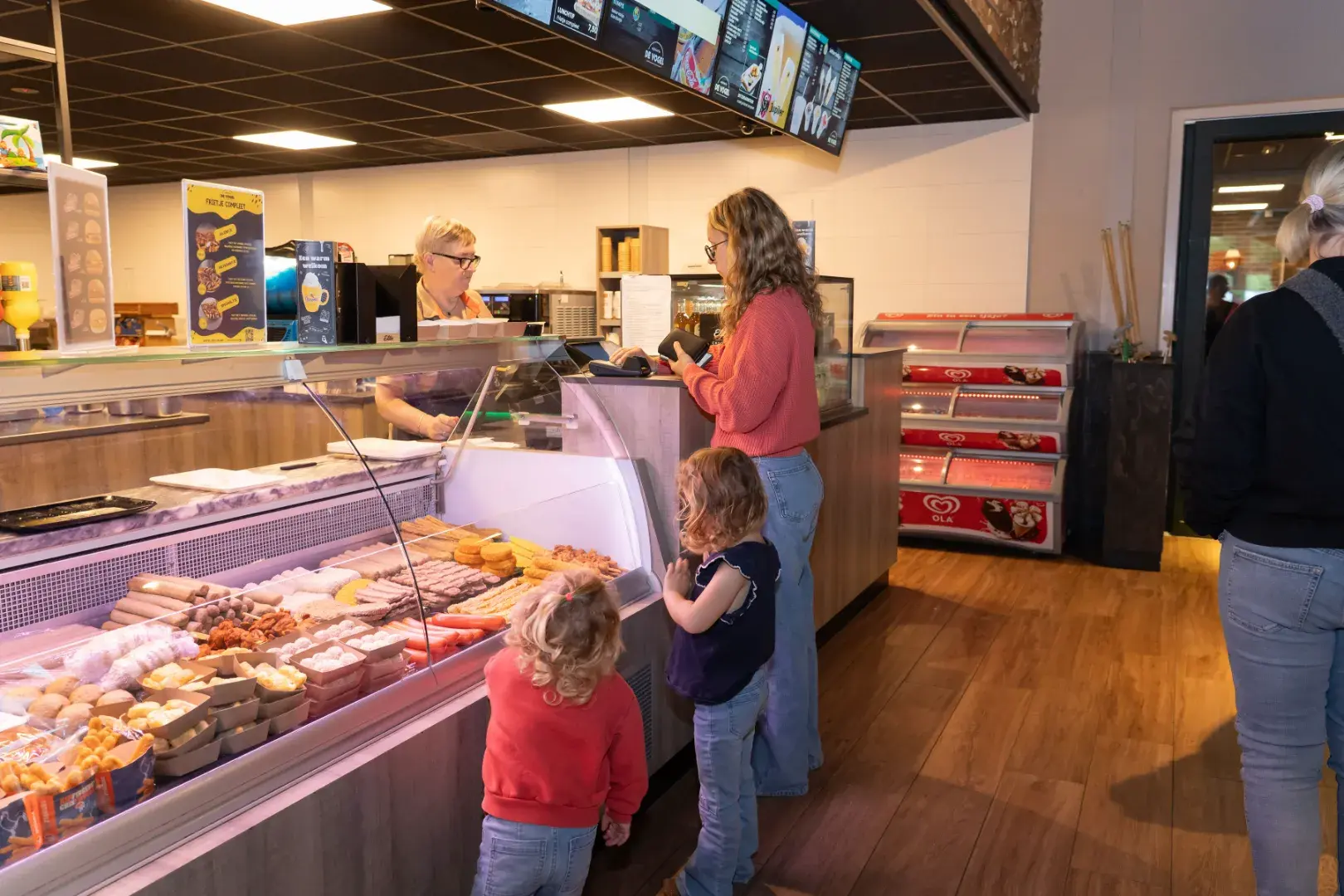 Gezin bestelt bij de cafetaria van Plaza de Vogel